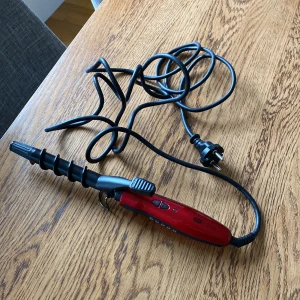 Locktång  - Locktång från obh nordica, använd max 10 gånger då jag har andra locktänger som jag använder mer. Ca 2.5cm breda lockar (innan man borstar ut dem)