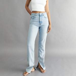 Slutsålda high waist slit jeans från ginatricot Slutsålda 