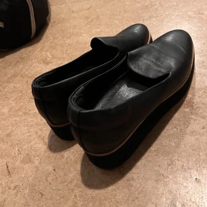 Svarta skor - Svarta skor med platform  Super sköna