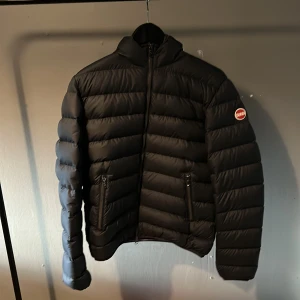 COLMAR  - COLMAR jacka till vintern den håller dig varm och den är i bra skick och allt, har använt den lite föra vintern. 