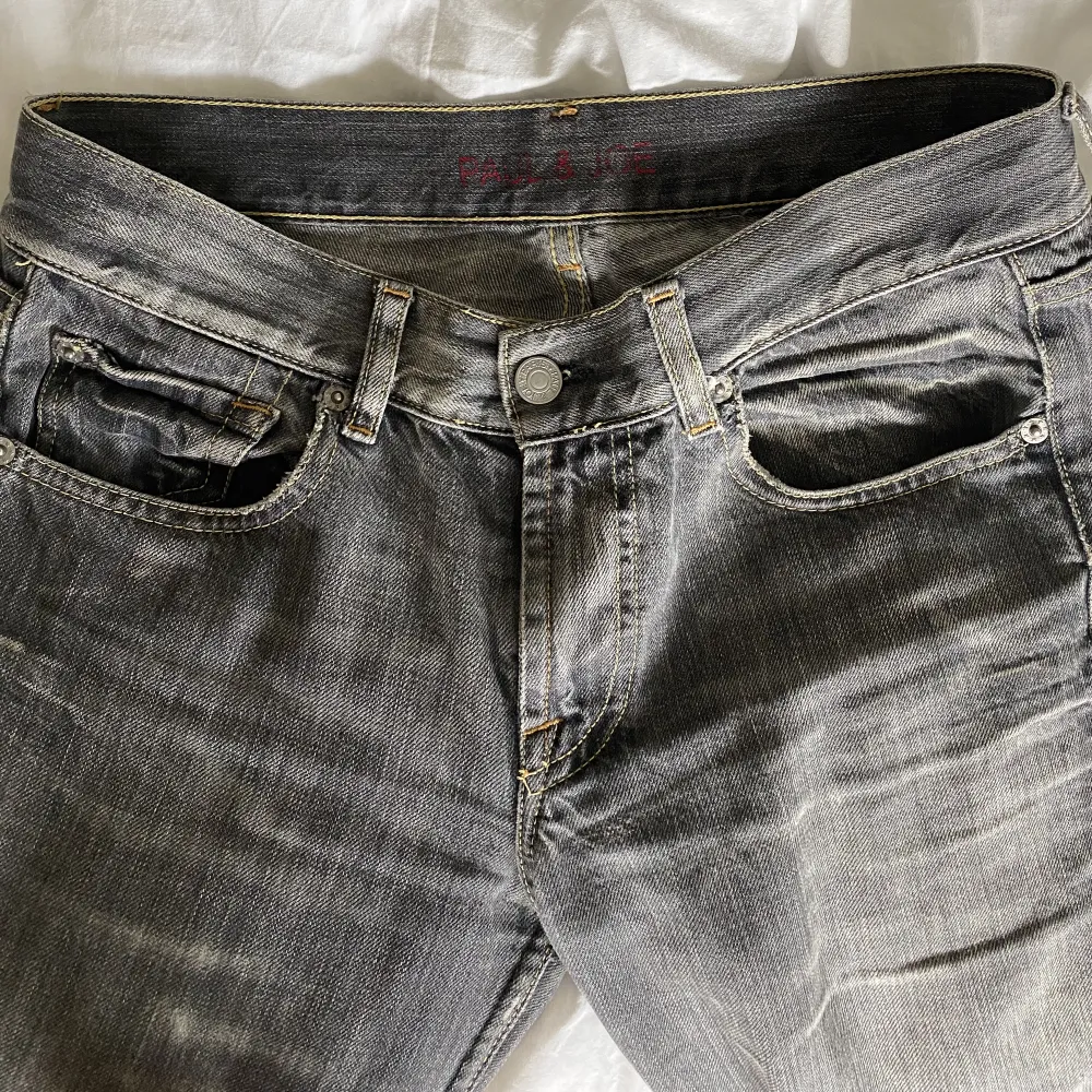 Ascoola gråa lågmidjade bootcut/straighta jeans. I använt skick med vissa slitningar, bland annat nere i benen. Innerbenslängden 76, midjemåttet 36 rakt över, hela längden 100, jag är 165!💞💞. Jeans & Byxor.