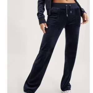 Juicy couture byxor  - Knappt använda så är i nyskick. Säljer då jag aldrig använder de. Mörkblåa i storlek XS. Pris är diskuterbart!🤍