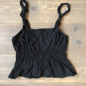 Svart topp - En jättefin topp från h&m. Säljer för att den ej kommer till användning. skriv om ni vill ha mer info eller bilder❤️