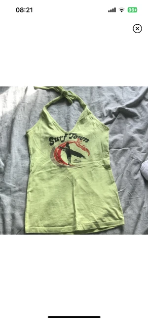 Top - Ett fint linne i bra skick. Fick den av mamma och varken hon eller jag har använt den mycket. Är köpt ngn gång 2000s skulle jag tro. Hör av er vid frågor!