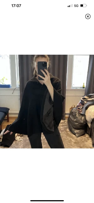 Poncho jacka - Så skön kan ha på olika sätt! Se bilder, skkickar gärna fler bilder om önskas