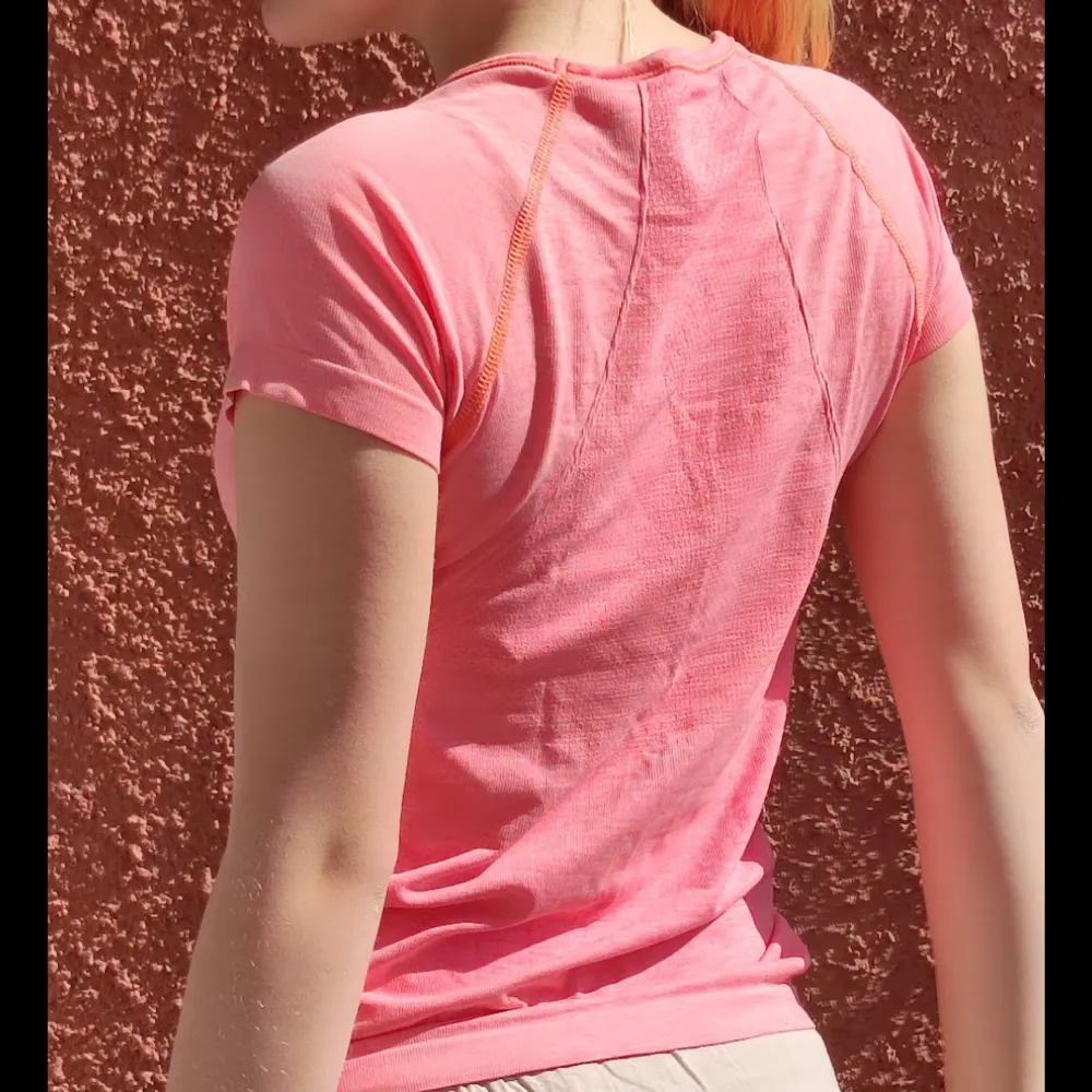 Rosa t-shirt för träning från h&m. Storleken är S men skulle nog säga att den är xs-s 😊. T-shirts.