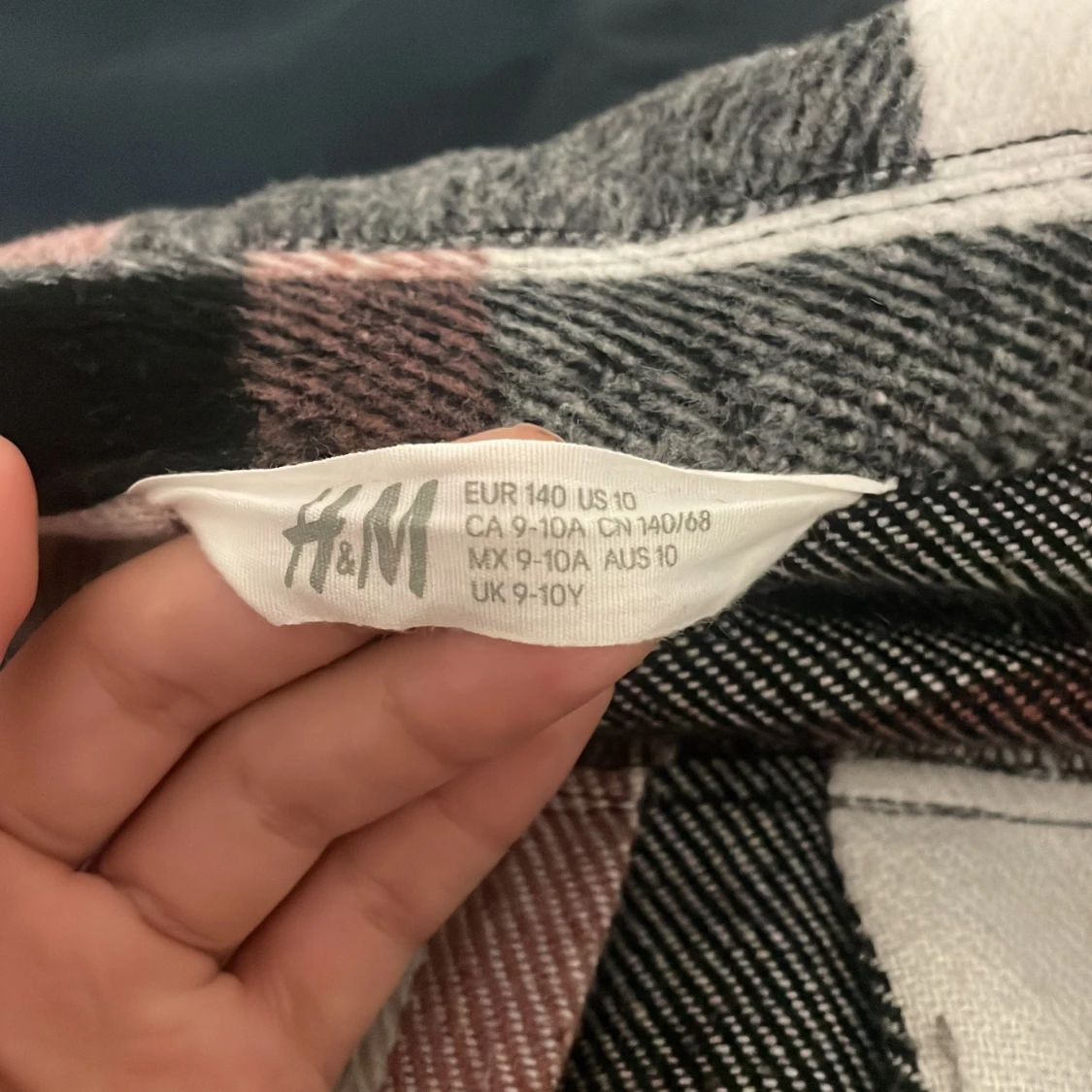 En fin höst kappa i färgen rosa,svart,vit och grå - 90