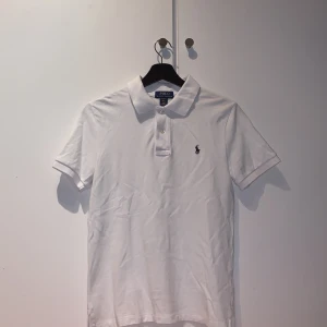 Ralph Lauren Piké - Ralph Lauren Piké XS Helt ny använd 1 gång, inga flaws  Priset kan diskuteras, Skriv om ni är intresserade😀