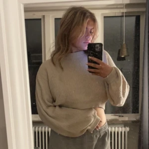 Stickad tröja❤️ - Beige stickadoch kroppar tröja från hm❤️ väl använd så lite smått nopprig men annars inget fel på den!❤️ tryck på köp nu!