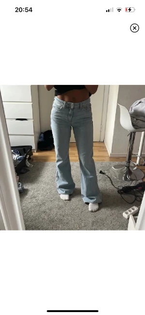 Weekday flare jeans - Helt oanvända jeans från Weekday i stl 25/32! Modellen heter twig och nypris är 590kr🫶🏼 Dom är midwaist! För långa på mig som är 160.