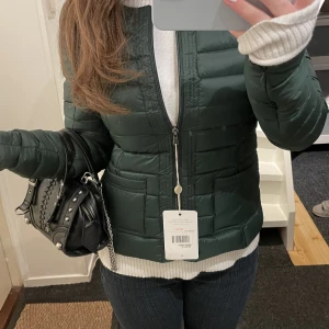 Jott Jacka - Skitsnygg mörkgrön Jott Jacka, oanvänd🥰!! Pris kan diskuteras🩷Nypris 2000kr. 