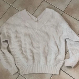 It stickad tröja - En vit stickat tröja som är i ett jätte bra skick utan defekter. 