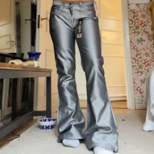 Grå silvriga jeans - Grå/silvriga jeans i nyskick endast testade. Säljer då de är lite för tajta i midjan. Midjemått tvärs över 37cm innerbenslängd 80cm 