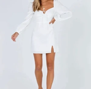 Klänning - Fin vit klänning från Princess Polly, perfekt för studenten! Klänningen är i storlek 40 och har lappen kvar :) Skriv för mer info/bilder om så önskas ! 