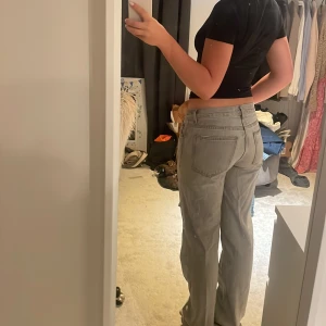 Gråa jeans - Ett par gråa jeans med låg midja från Gina tricot, i jättebra skick! Jag är 165 och de är en bra längd på mig! Köparen står för frakten! 