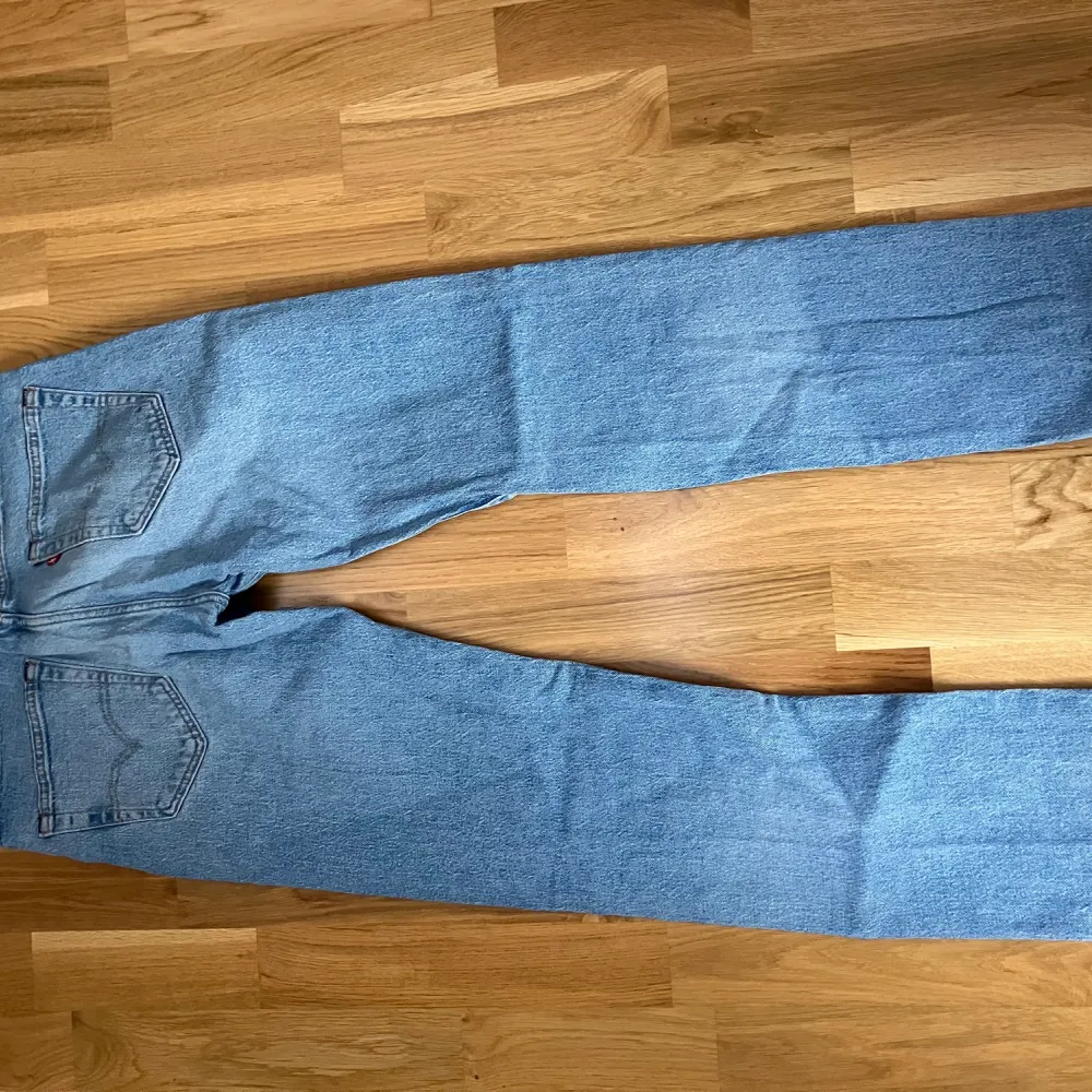 Levis 501 storlek 29/32 kostar 1000kr i nypris använda men inte slitna. Jeans & Byxor.