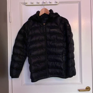 Peak performance jacka  - Peak performance jacka i nyskick | perfekt till vintern | strl 160 | Pris 599kr | Pris kan diskuteras |