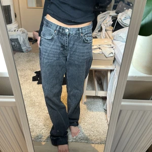 low waist straight - säljer finas low waist straight i grå/svart då dem blivit förstora. knappt använda