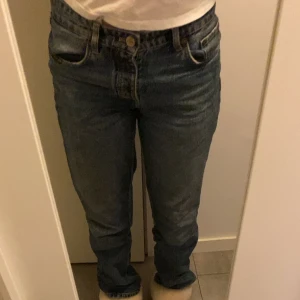 ZARA JEANS - Urfina midrise byxor från zara som var mycket populära🌟 Är i storlek 38 men väldigt stora och skulle nästan säga att dom kan räknas med 40, då jag har 36-38 i vanliga fall och dom ör väldigt stora för mig.  Skriv för fler bilder💓