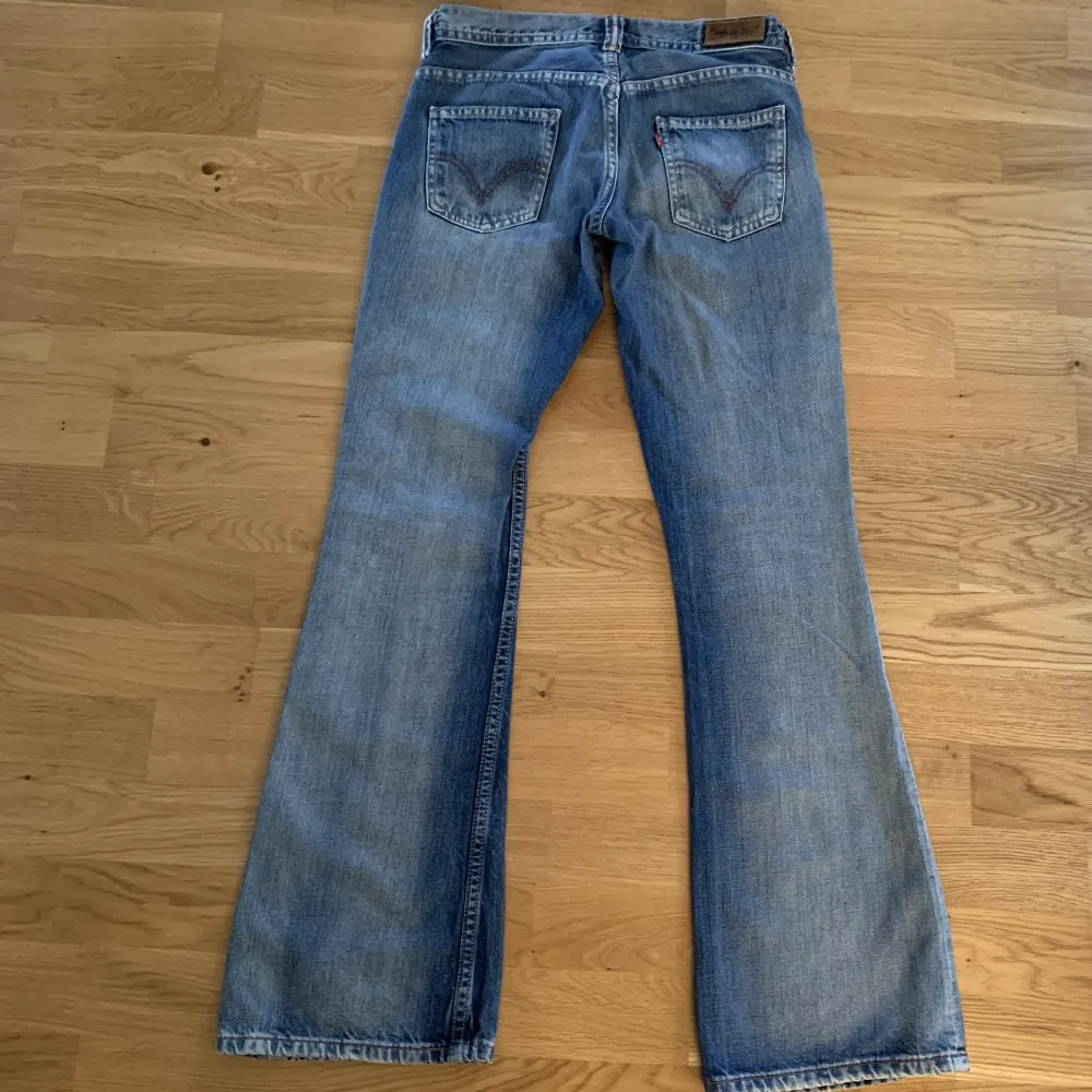 Lågmidjade jeans från Levis!🙌fint skick. Midjemått: 74 Innerbenslängd: 80💕använd gärna köp nu☺️. Jeans & Byxor.