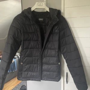 Only jacka - Super fin svart jacka från Only. Använd få gånger. Säljer då den blivit för liten för mig. Strl S. Perfekt till hösten💓