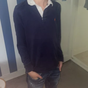Ralph lauren rugby tröja  - En riktigt snygg rugby tröja som är i fint skick. Storleken är M men den är ganska liten i storleken så den passar även bra på storlek S. Tveka inte på att höra av er via funderingar 