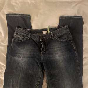 Snygga jeans från street one💕 Midjemått: 80cm, innerbenslängd: 77cm🩷 köparen står för frakten! Kan mötas upp i Stockholm