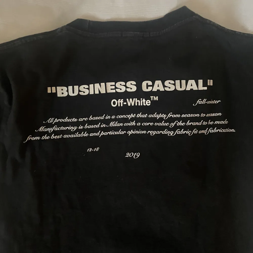 Snygg offwhite t-shirt, ”virgil abloh business casual 2019” 100%bomull, storlek S men funkar på M också💕. T-shirts.