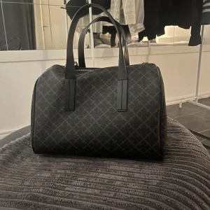Marlene birger - Säljer min Marlene birger väska då den inte kommer till användning längre. Väskan är som helt ny. Färg : brun/svart