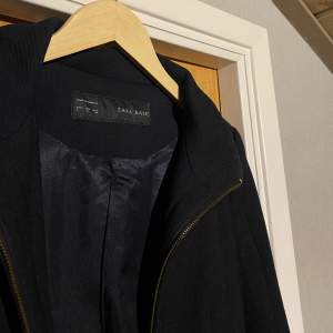 En snygg mörkblå kappa från Zara med guldig dragkedja, varsamt använd, skulle säga att den är mer storlek XS fast det står S! Köparen står för frak, tar swish 🤎🍂🌟