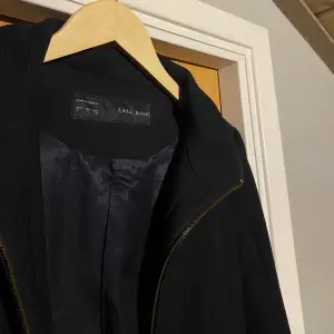 En snygg mörkblå kappa från Zara med guldig dragkedja, varsamt använd, skulle säga att den är mer storlek XS fast det står S! Köparen står för frak, tar swish 🤎🍂🌟