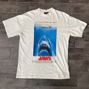 En Jaws t-shirt från carlings culture. Den är i bra skick och i storlek XS men skulle säga att den sitter som en M då dom är väldigt stora i storlekarna
