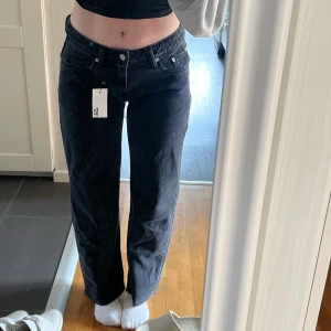 Jeans Low Rider strl S - Jättesnygga, helt nya och oanvända jeans från lager 157. Köpte och klippte av för att de var för långa men klippte för mycket. Skulle passa nån som är ca 160 cm. Nypris 400, säljer för 200 inklusive frakt