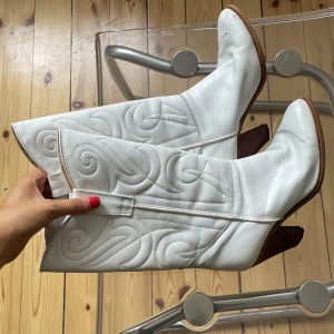 Cowboy boots - Säljer mina cowboyboots i strl 38 då dom är snäppet för små för mig💔Köpt vintage! Kommer sälja för 360 kr inkl!  Skickas spårbart med skicka lätt💅🏼Skicka meddelande för fler bilder! 