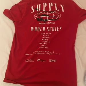 Supply T-shirt  - Tjena säljer nu min supply&demand  T-shirt då den e lite för stor för mig  Storlek M litet hål på framsidan av tröjan men inget som märks 