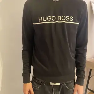 En clean Hugo boss sweatshirt som ej är använd mycket. Storlek S. Pris kan diskuteras. 