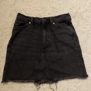 Svart jeanskjol - Jeanskjol från Monki som tyvärr blivit för liten!