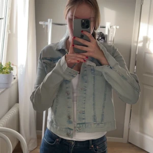 Söt jeansjacka - Supersöt jeansjacka i stretchigt jeans material. Jackan är sparsamt använd och i bra skick🩷