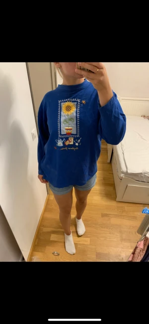 Blå tröja, Tulchan  - Mjuk tröja från Tulchan med gulligt mönster 🌻 Köptes på Plick och säljer då jag inte använder den. Har en tillsynes osynlig fläck brevid trycket. 