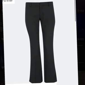 Säljer dessa populära low waist ”Vera” kostymbyxor med slits från Bikbok, slutsåld på hemsidan! Knappt använda, jättebra skick, säljer då de inte passar mig längre. Nypris 499kr. Skriv för mer bilder 🩵