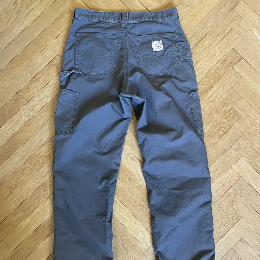 Carhartt Carpenter Pants (vintage) i grå. Måtten på byxorna är w38cm L 108cm. Jeans & Byxor.