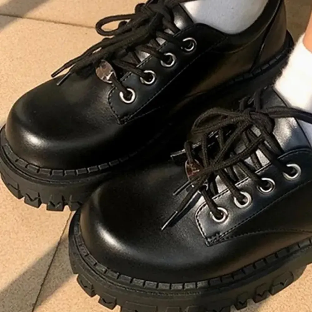 Super cute oxford snörskor från DollsKill köpt för 980kr. De var för småa i storleken och därför säljer jag. Ge gärna prisförslag😘 Ursprungligen US 7 i storlek och passar bäst en EU 37. Använd en gång bara.. Skor.