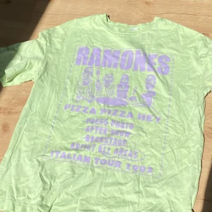 T-shirt - Rensar garderoben, Ramones tröja ifrån hm