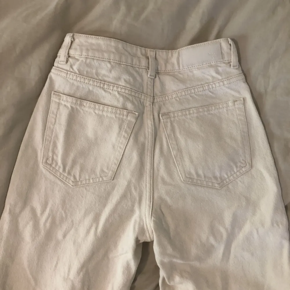 Skiitsnygga vita jeans som tyvärr inte passar i midjan längre :( 💛. Jeans & Byxor.