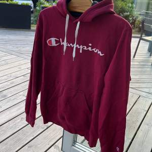 Champion hoddie, storlek S, inga tecken på användning, sparsamt använd. Hör av dig vid frågor.