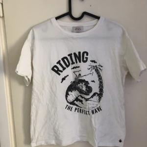 white graphic t-shirt - White graphic t-shirt with a surfing skeleton on. 