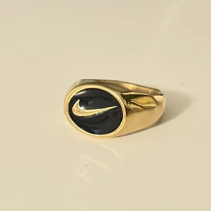 Nike ring - Säljer denna fina Nike ringen som jag köpt på govintage, då den inte kommer till användning längre. Den är rostfri och i bra skick!💞