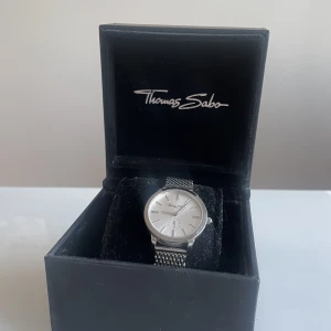 Thomas Sabo - Jag säljer nu min älskade Thomas Sabo klocka. Klockan är köpt på Thomas Sabo i Göteborg, för 3099. Jag säljer den för 850. Klockan är använd, men känns som ny.💕