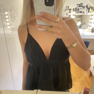 Topp - Somrig topp ifrån bikbok i storlek S/M. Superfin nu till sommaren💕obs: smutsig spegel😊