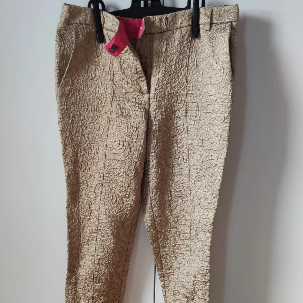 Golden pants with baroque pattern, in very good shape.. Jeans & Byxor.